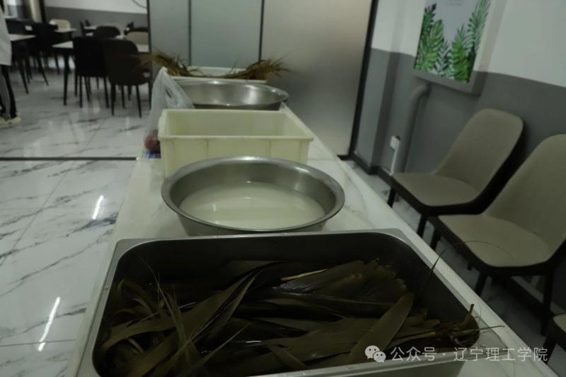 情濃六月天 歡樂(lè)度端午|學(xué)校食堂組織“粽葉飄香、情滿理工”包粽子活動(dòng)